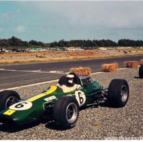 Jim rejoint la grille de départ à Terratonga devant Piers Courage sur BRM
© Ian Peak Jim rejoint la grille de départ à Terratonga devant Piers Courage sur BRM
© Ian Peak